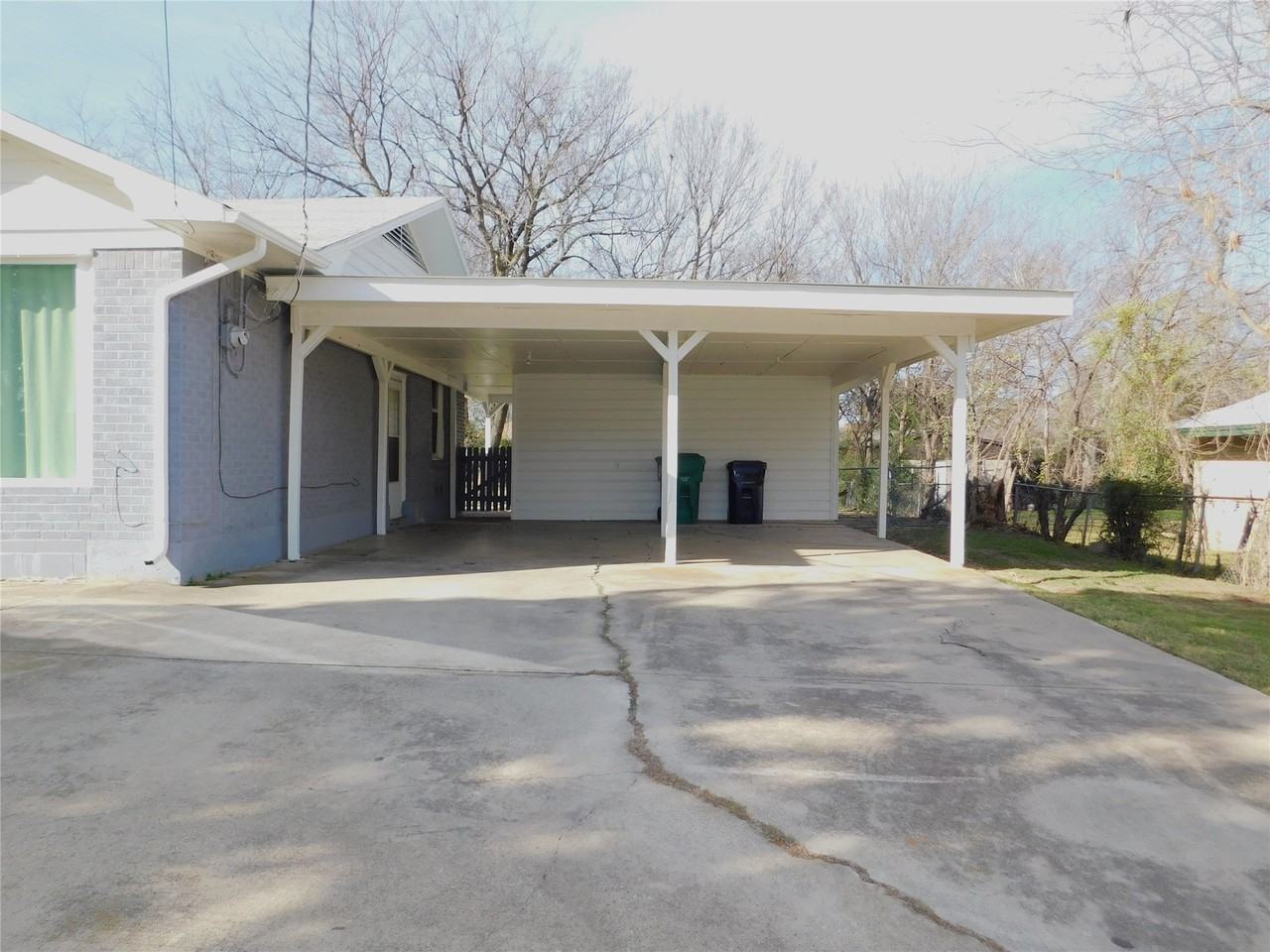 819 Thomas St - Photo 4 of 32