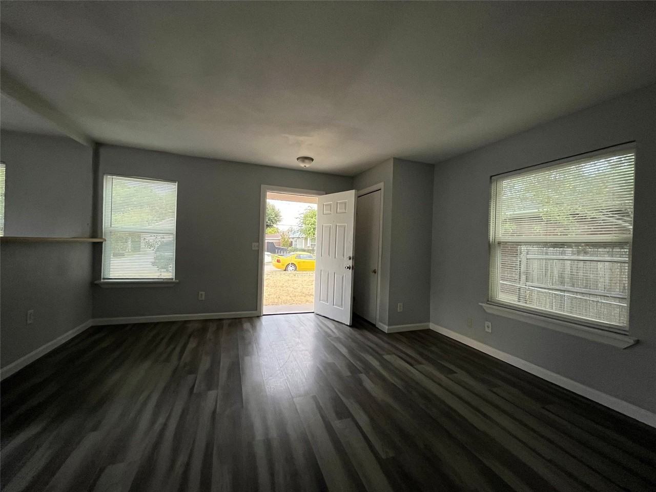2020 Nomas St - Photo 3 of 18