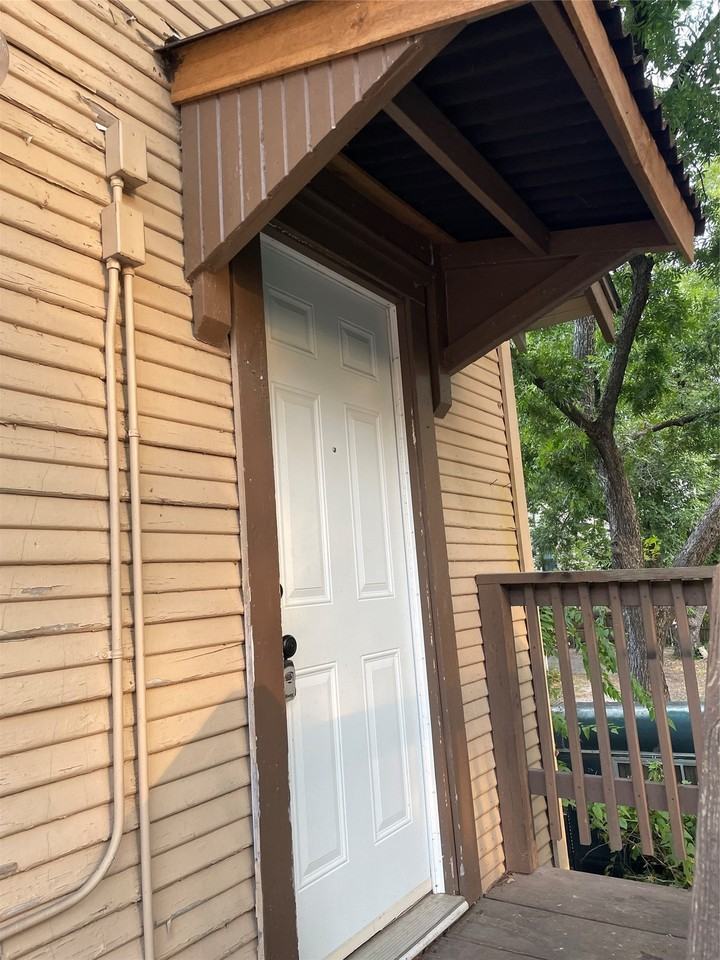 1007 Oakland St #100 - Photo 3 of 16