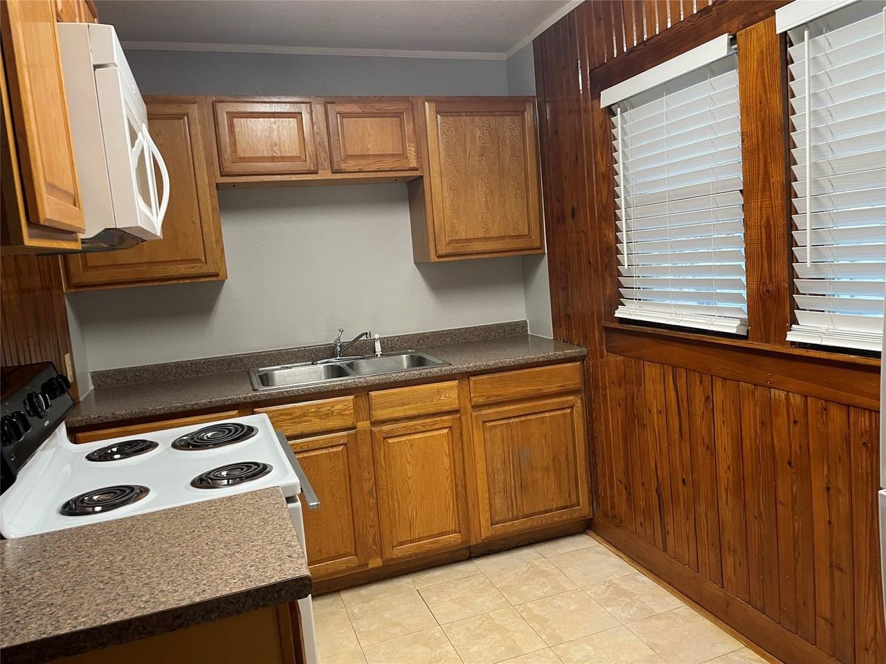 1007 Oakland St #100 - Photo 4 of 16