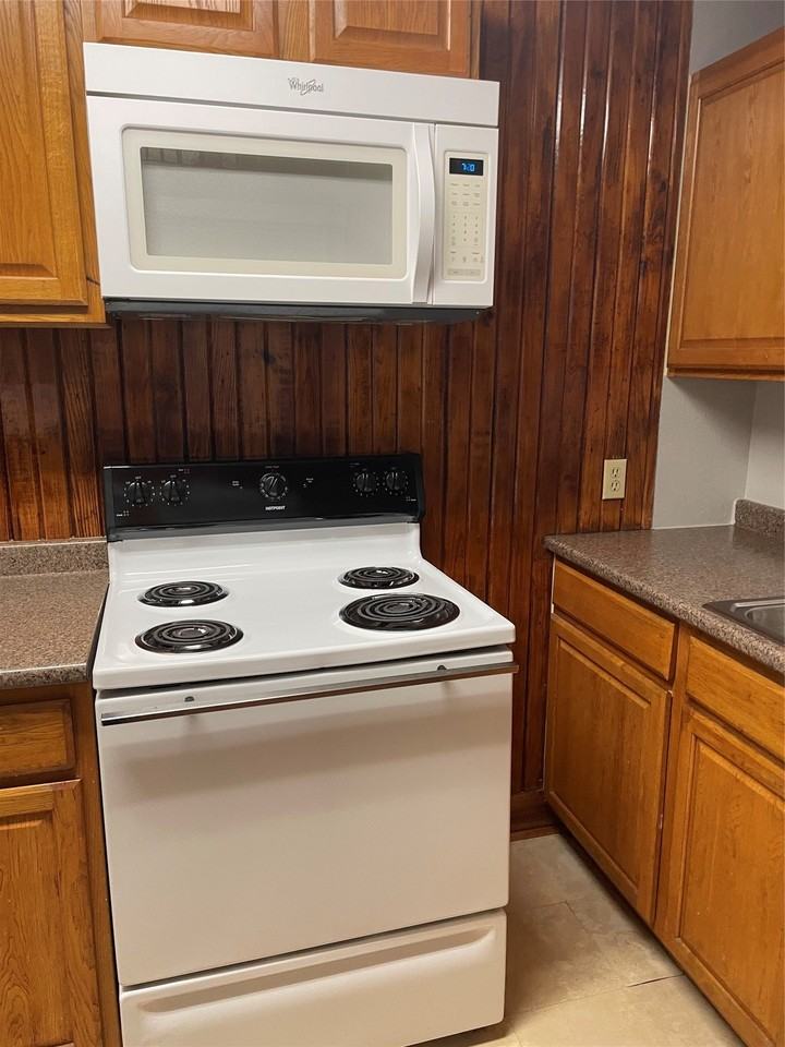 1007 Oakland St #100 - Photo 7 of 16