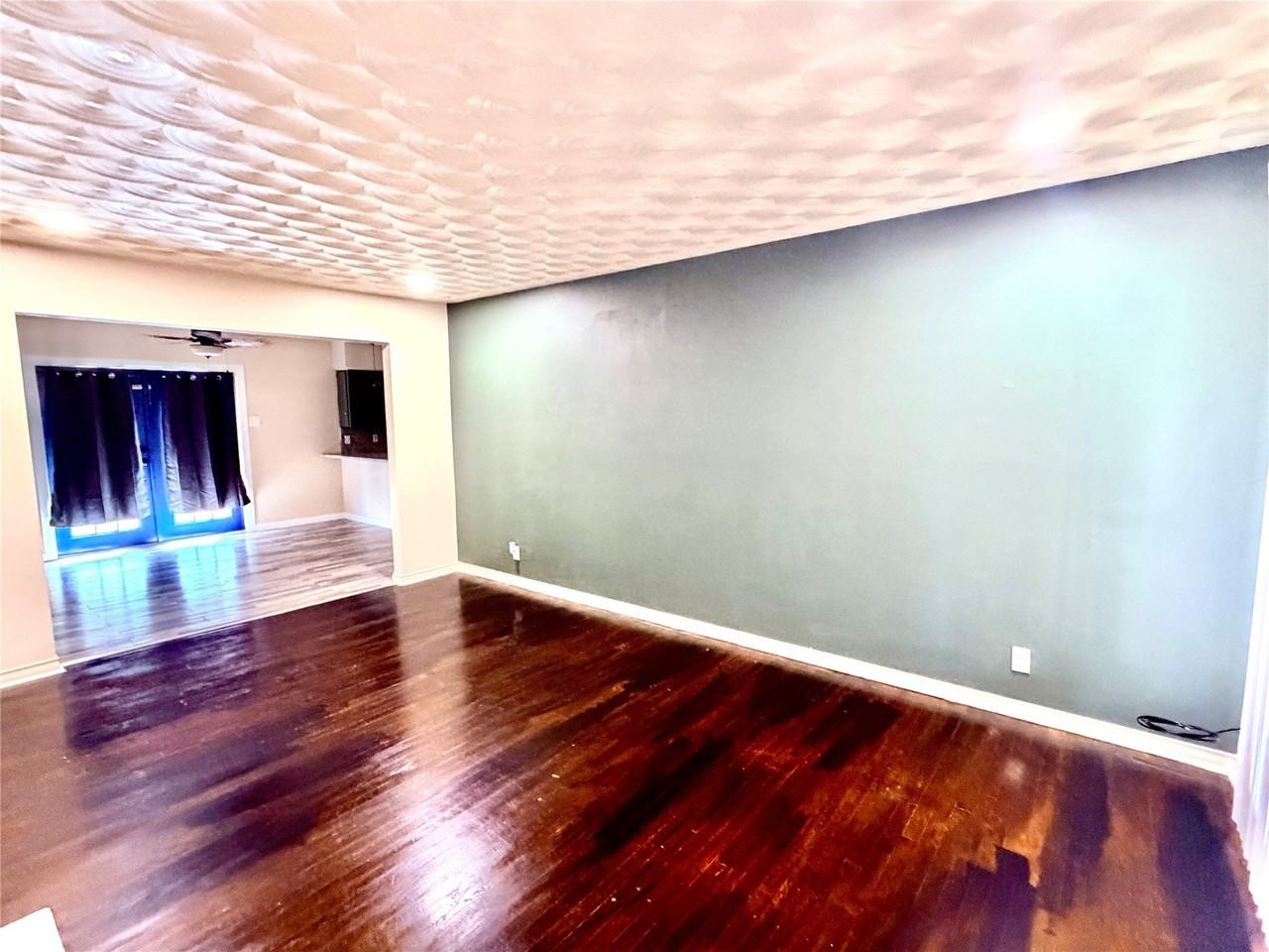 330 W Orange St - Photo 4 of 17