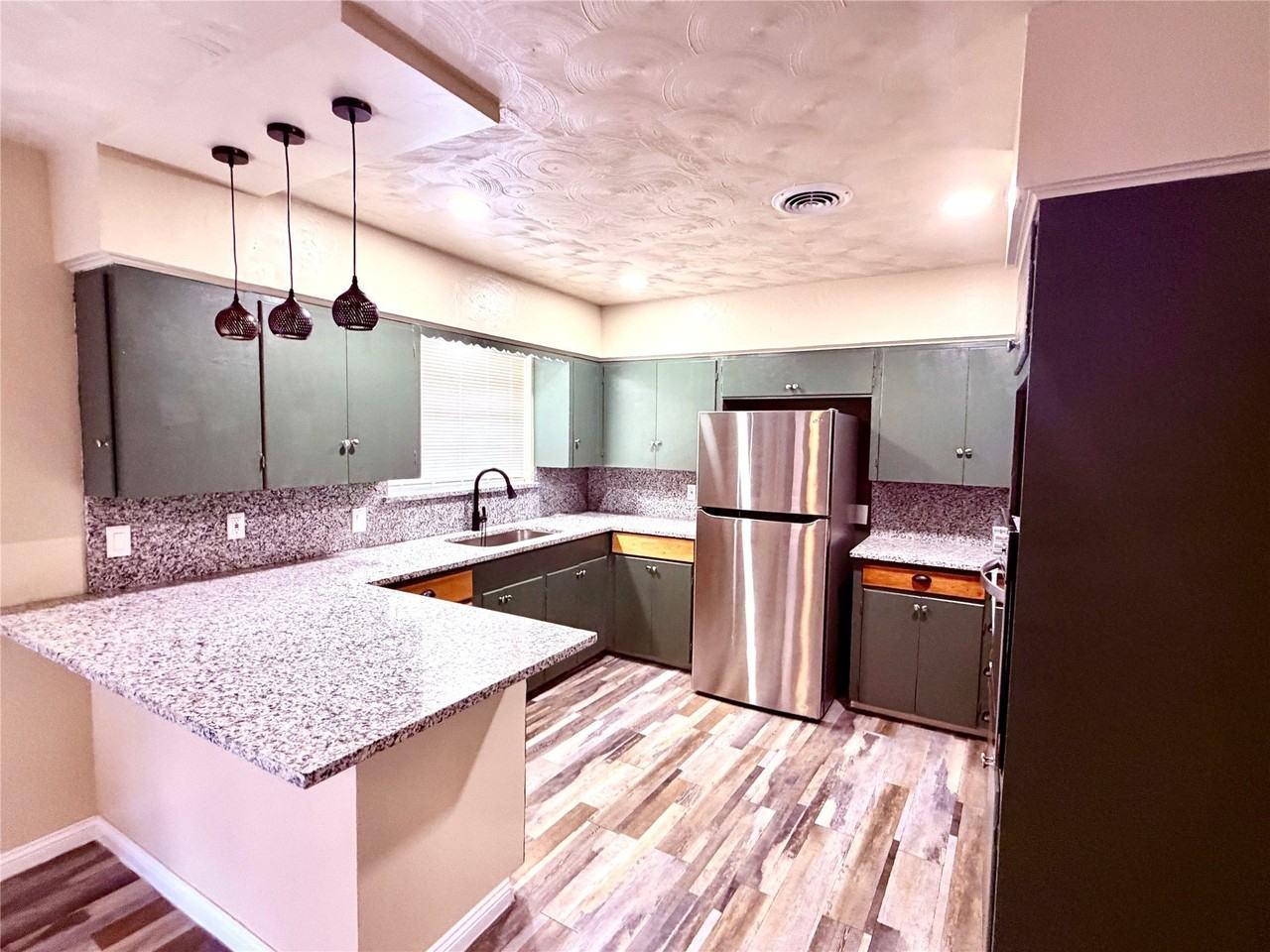 330 W Orange St - Photo 6 of 17