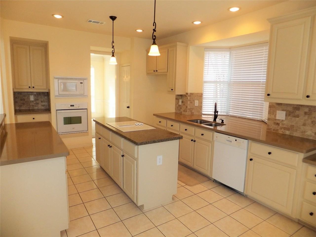 2641 Shadow Hill Ln - Photo 2 of 7