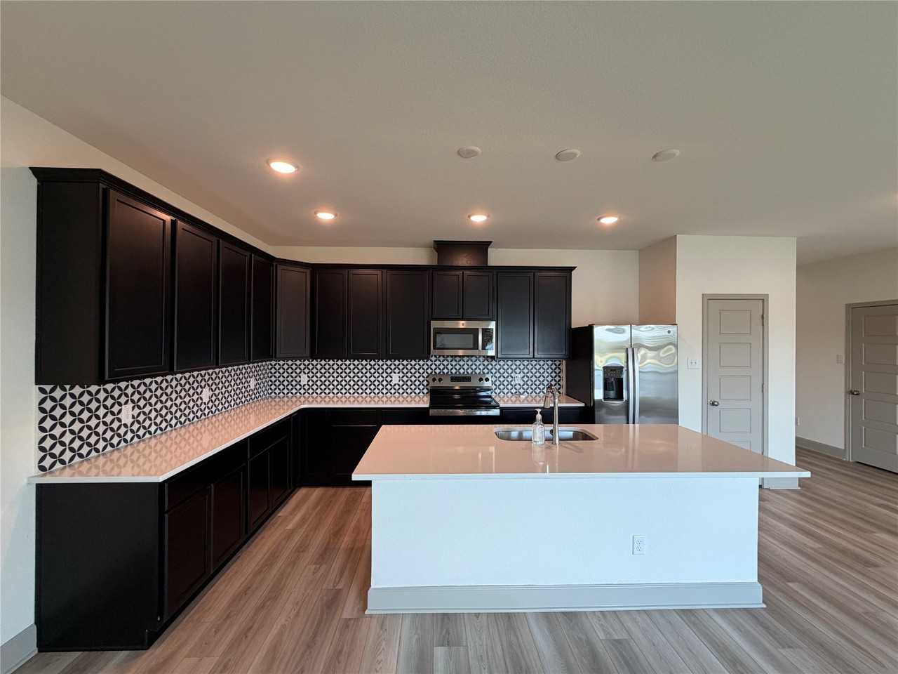 1220 Elise Ave - Photo 4 of 28