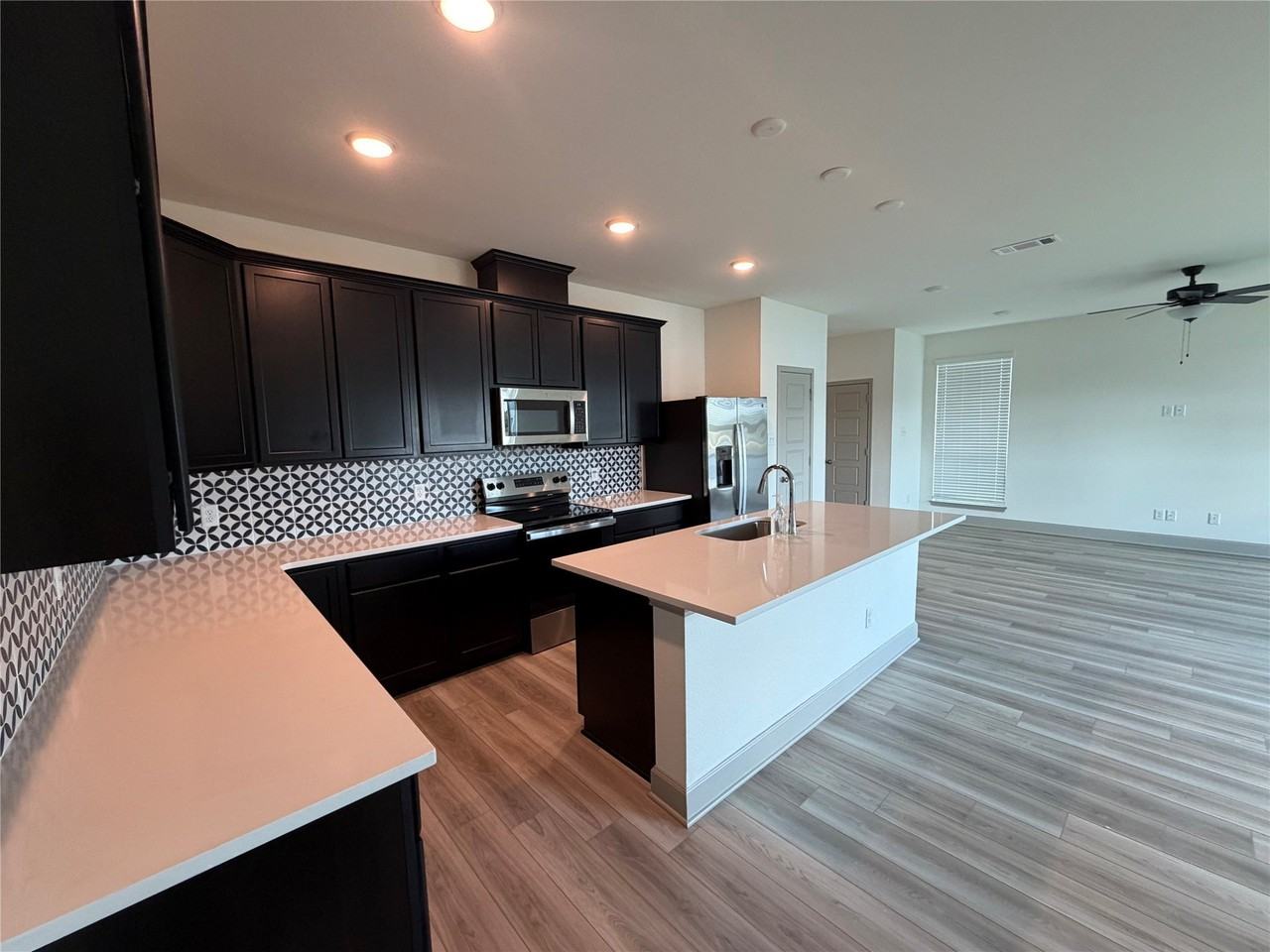 1220 Elise Ave - Photo 5 of 28
