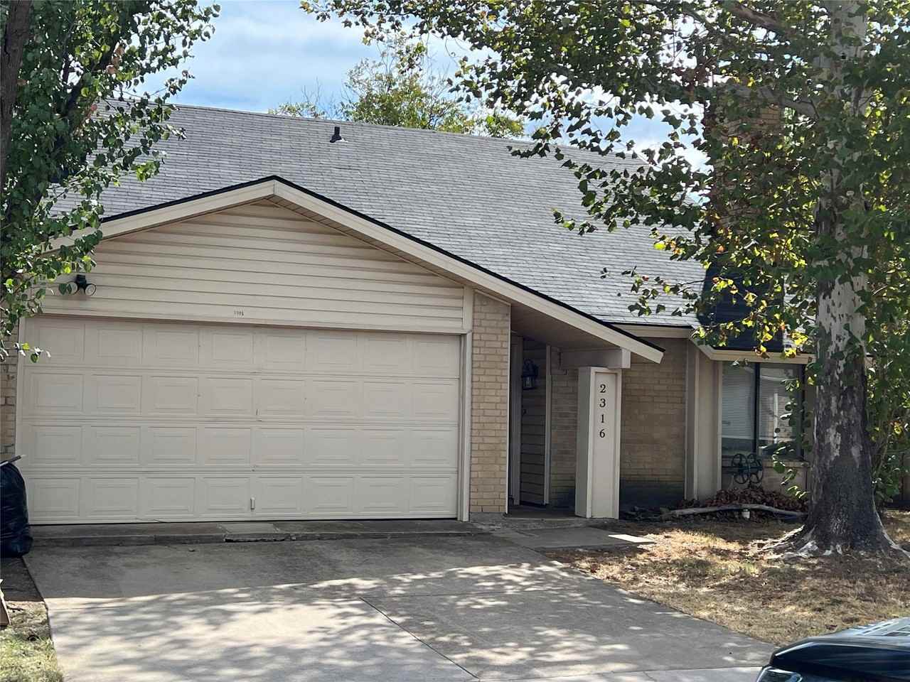 2316 Montclair Cir - Photo 2 of 3