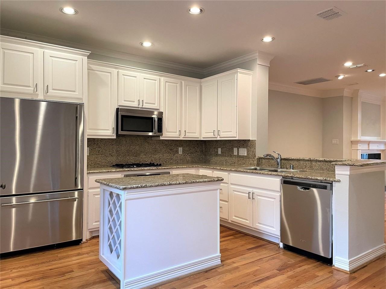 2480 Worthington St - Photo 5 of 17