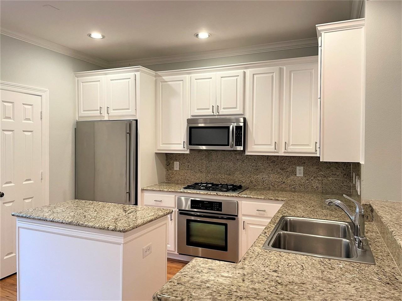 2480 Worthington St - Photo 6 of 17