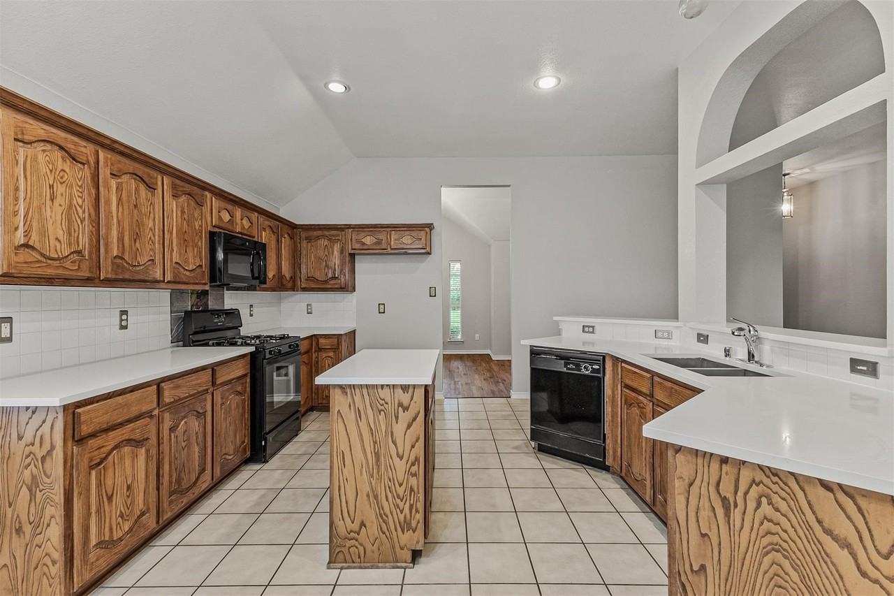 7413 Providence Dr - Photo 6 of 19