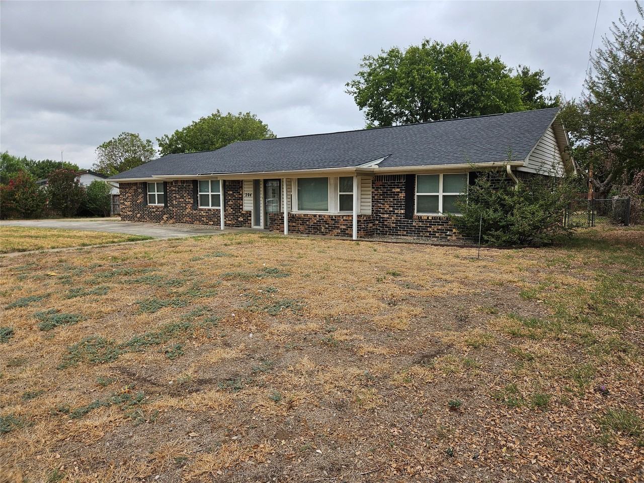 204 Mockingbird Ln - Photo 3 of 20