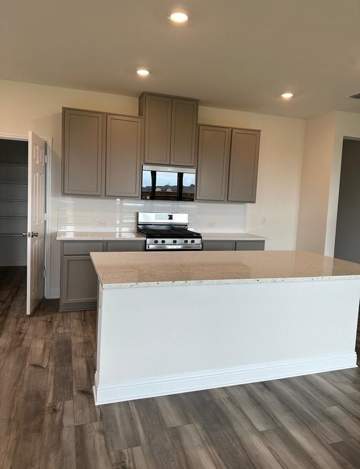 945 Brock Dr - Photo 2 of 13