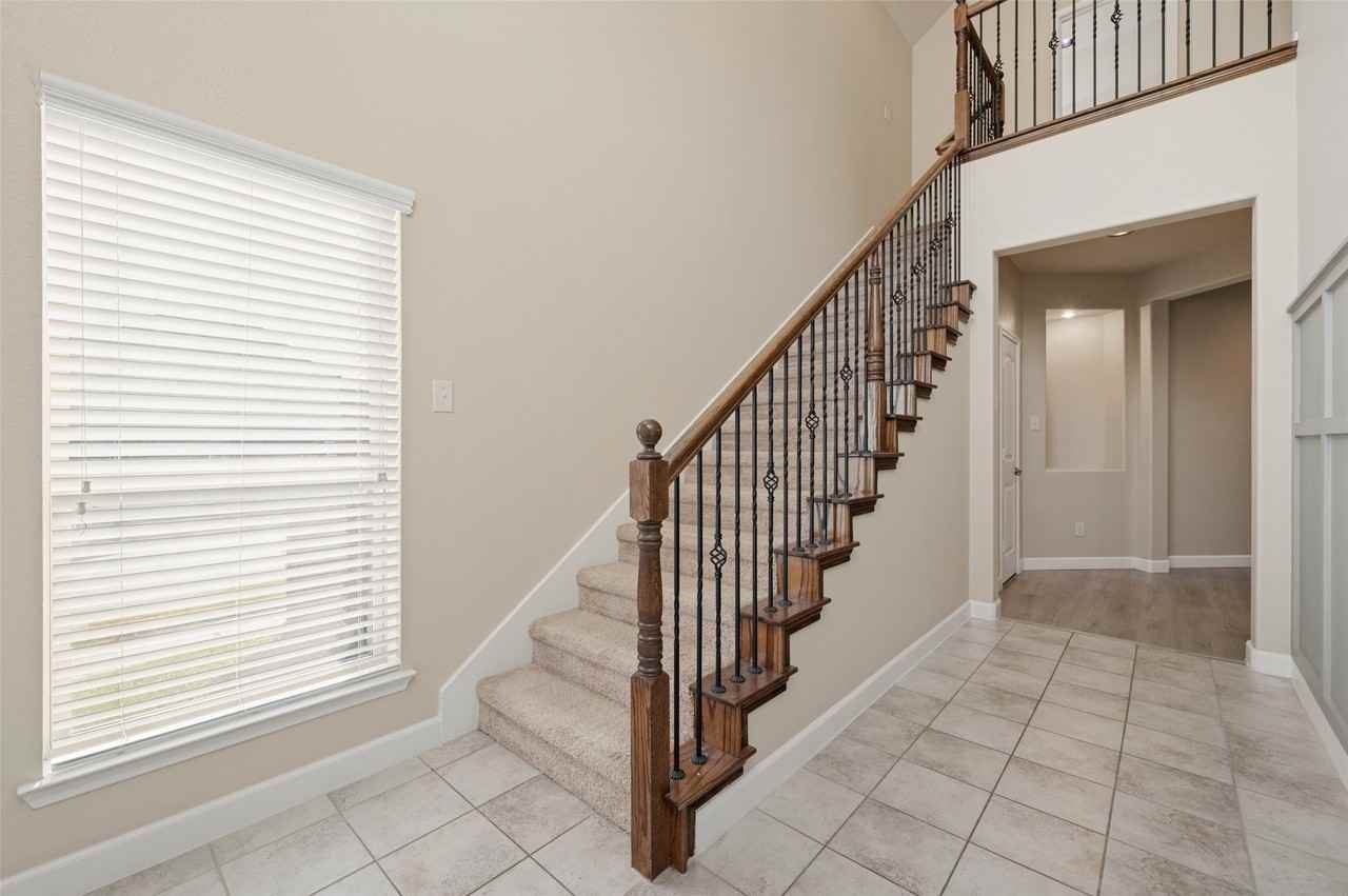 9801 Moccasin Creek Ln - Photo 3 of 21