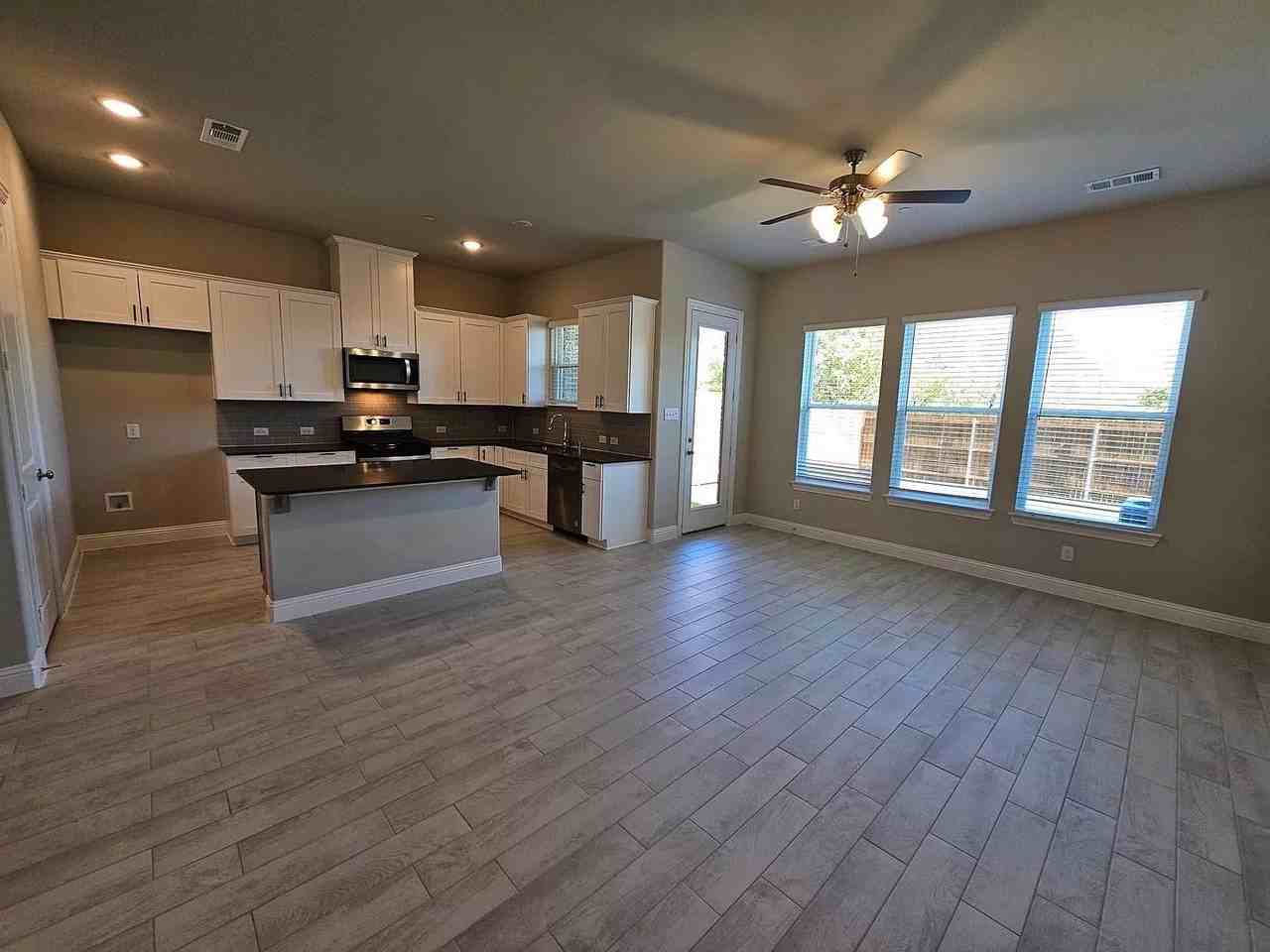 549 Hutchinson Ln - Photo 2 of 23