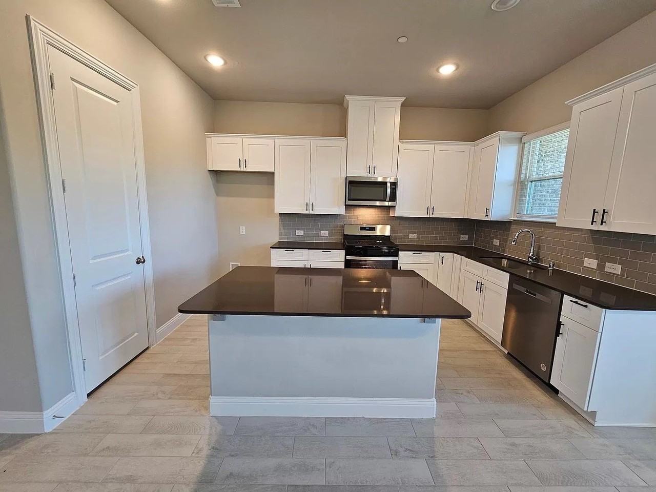 549 Hutchinson Ln - Photo 3 of 23