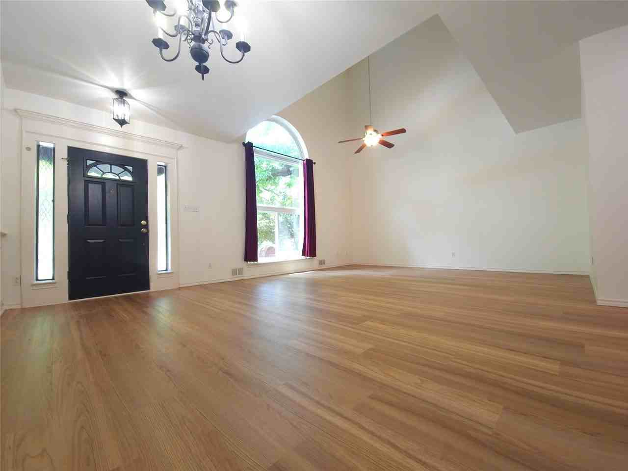 426 W Oak St - Photo 3 of 20