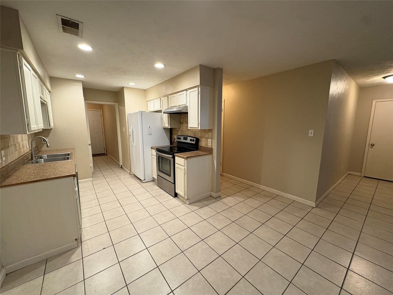 6409 Westcreek Dr - Photo 4 of 15