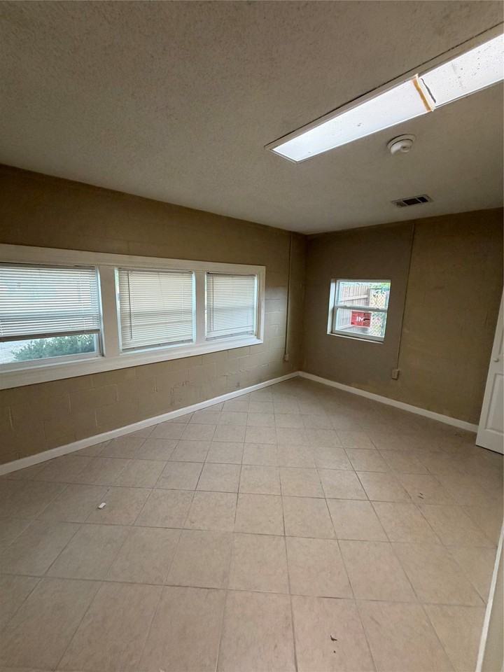 3727 Jackson St - Photo 5 of 9