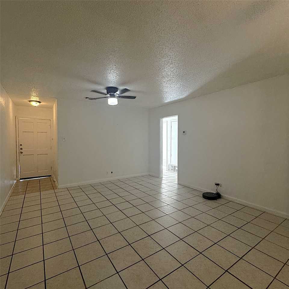 1320 S Rockwall Ave - Photo 3 of 10