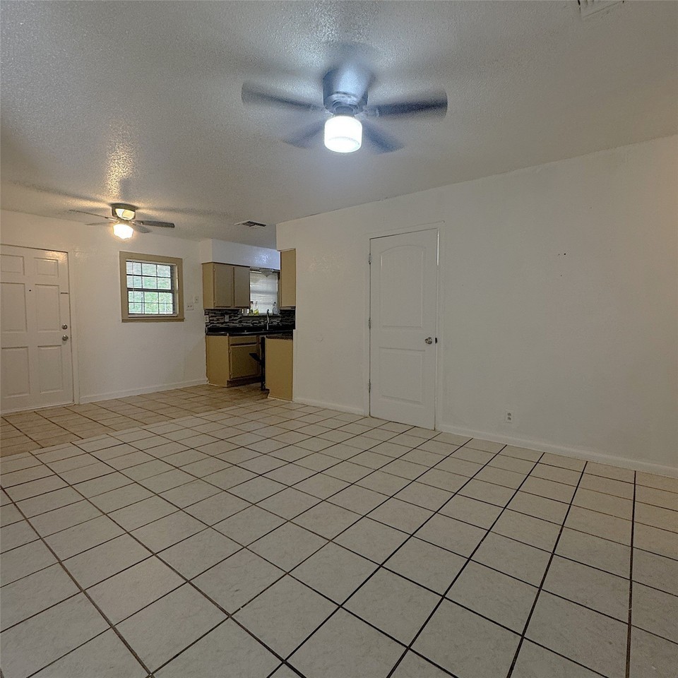 1320 S Rockwall Ave - Photo 4 of 10