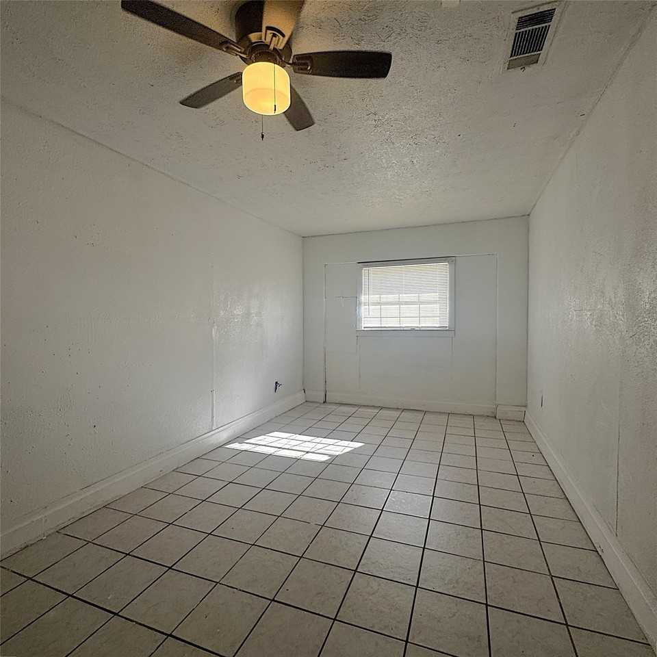 1320 S Rockwall Ave - Photo 5 of 10