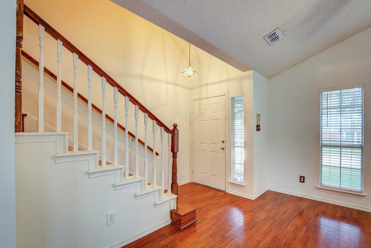 230 Brittany Dr - Photo 4 of 40