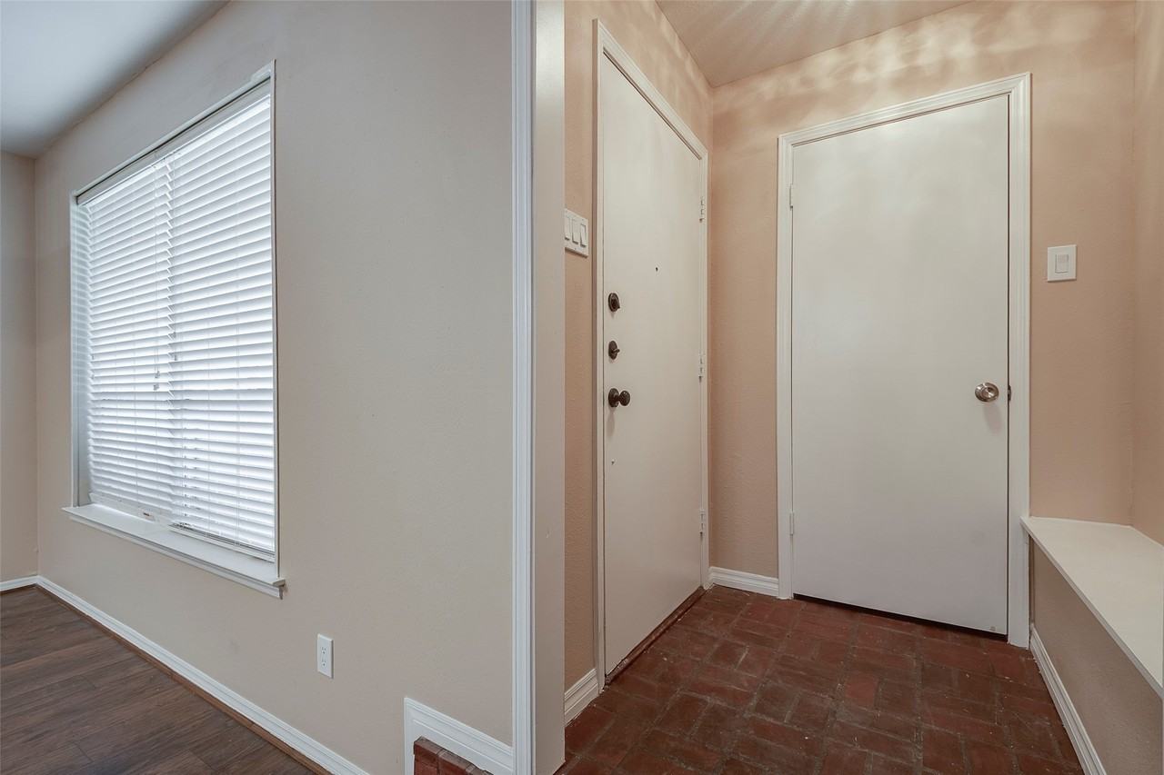 7418 Wellcrest Dr - Photo 3 of 27