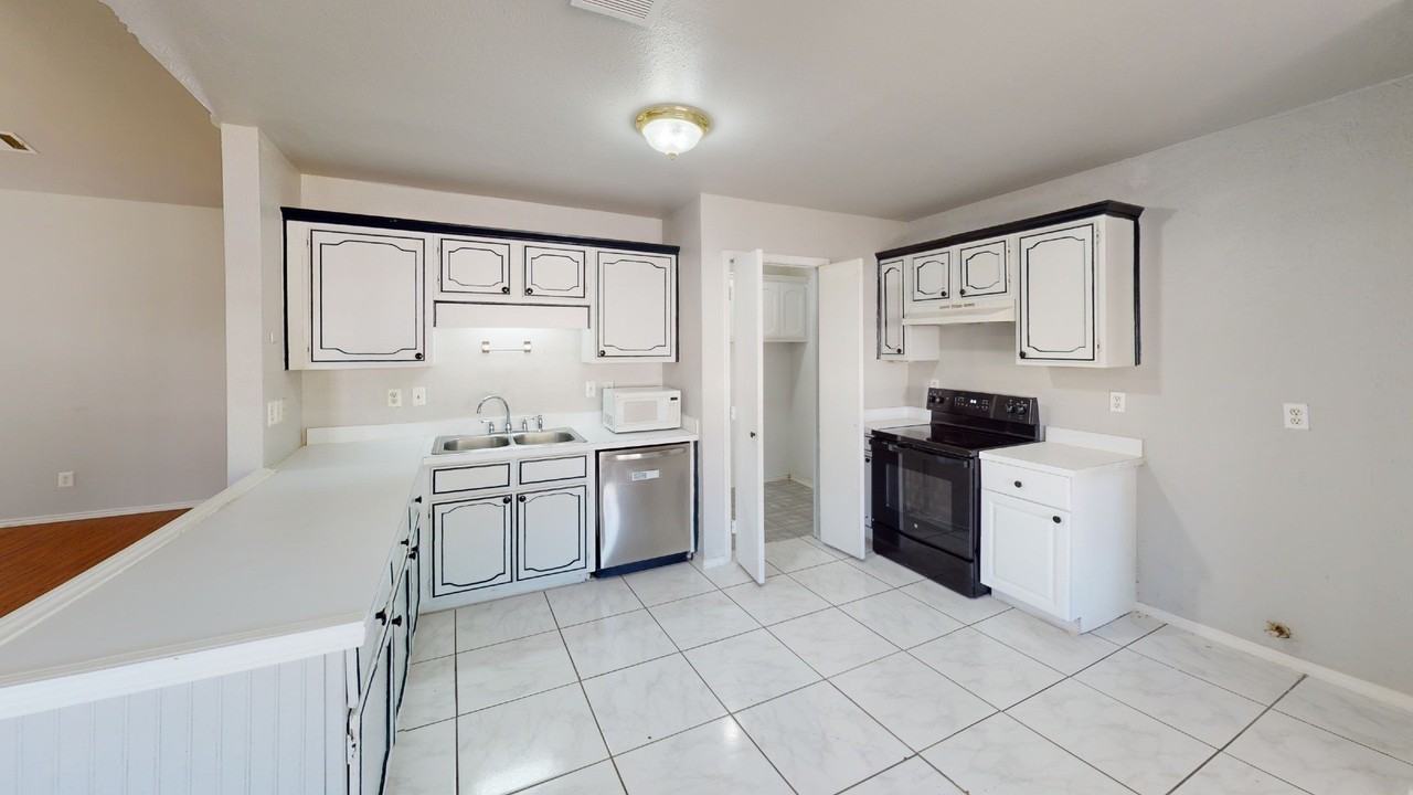 4514 Carmel Ln - Photo 3 of 15