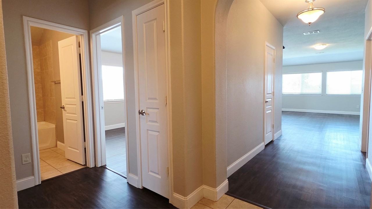 103 Bankhurst Dr - Photo 5 of 23
