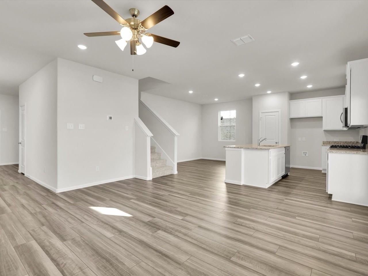 712 Portina Dr - Photo 3 of 15