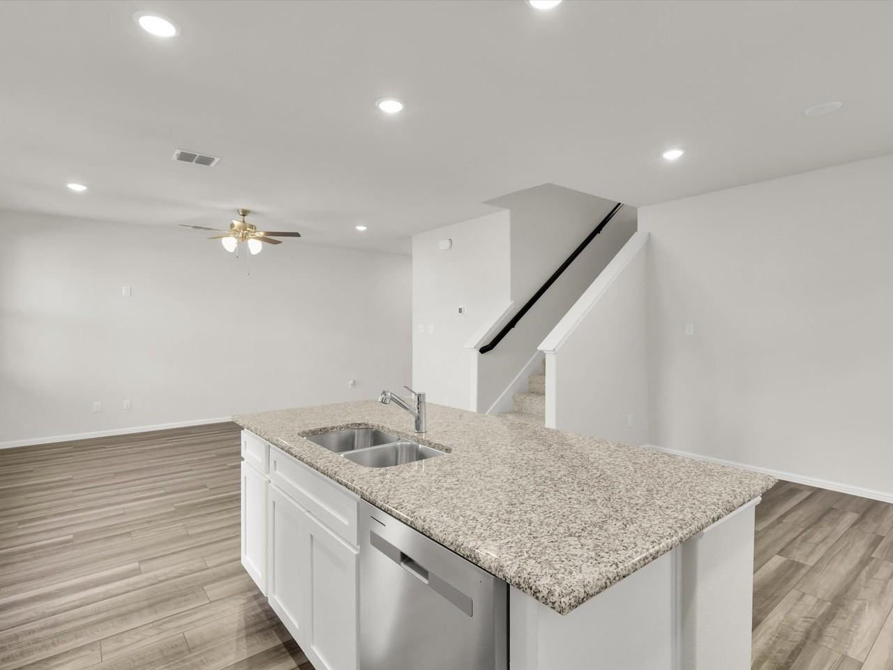 712 Portina Dr - Photo 4 of 15