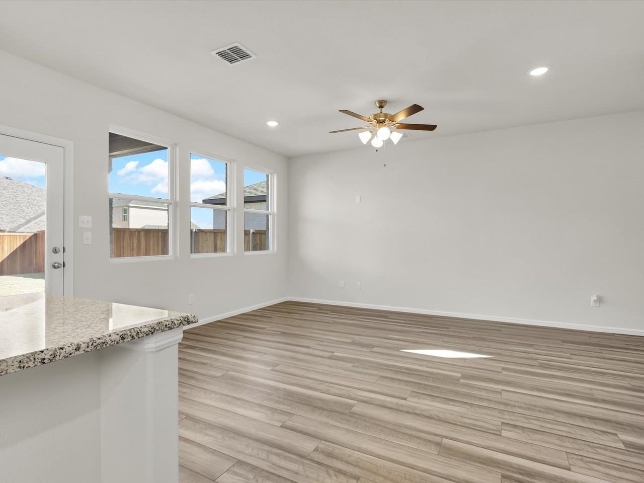 712 Portina Dr - Photo 5 of 15