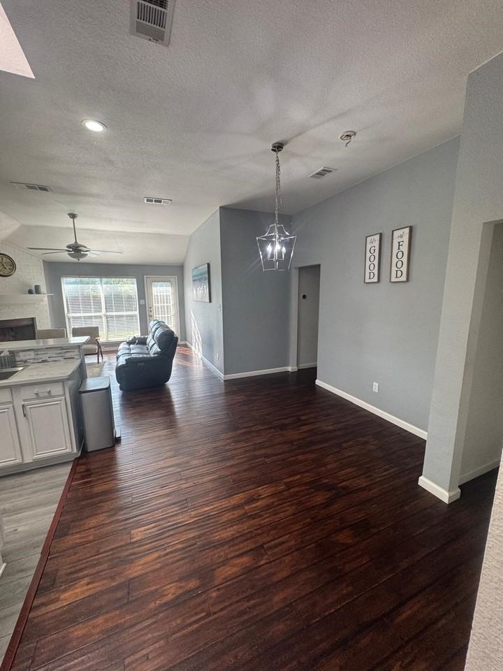 811 Ash Ln - Photo 6 of 20