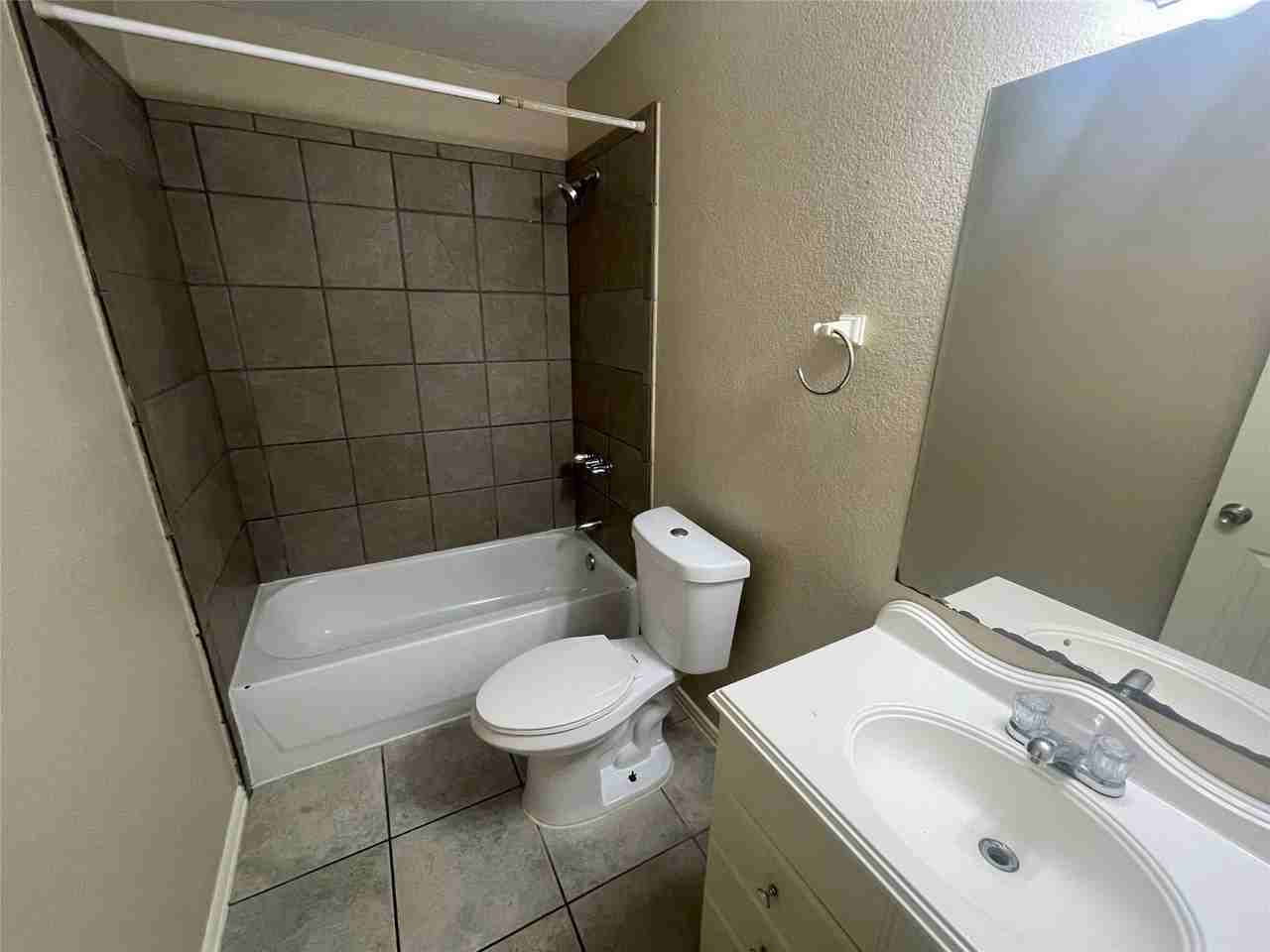 112 Kennedy Dr - Photo 5 of 15