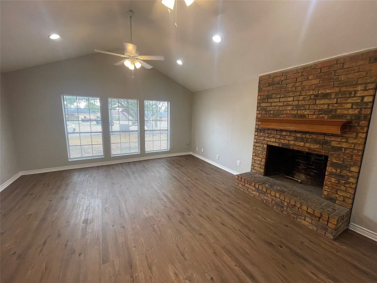 504 W Jay Ct - Photo 2 of 8