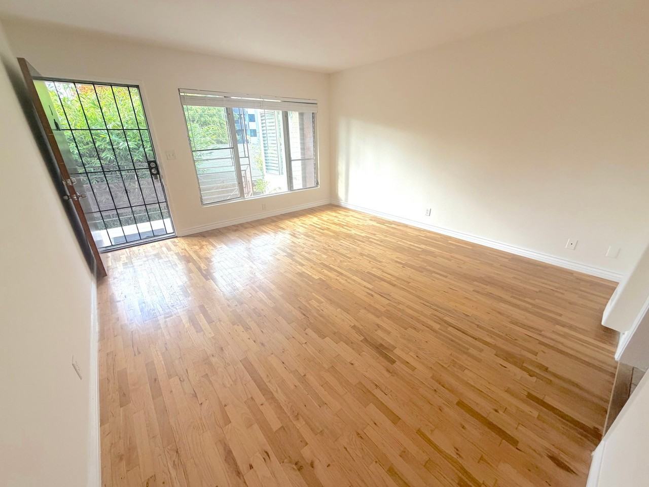 807 3rd St #J - Photo 3 of 21