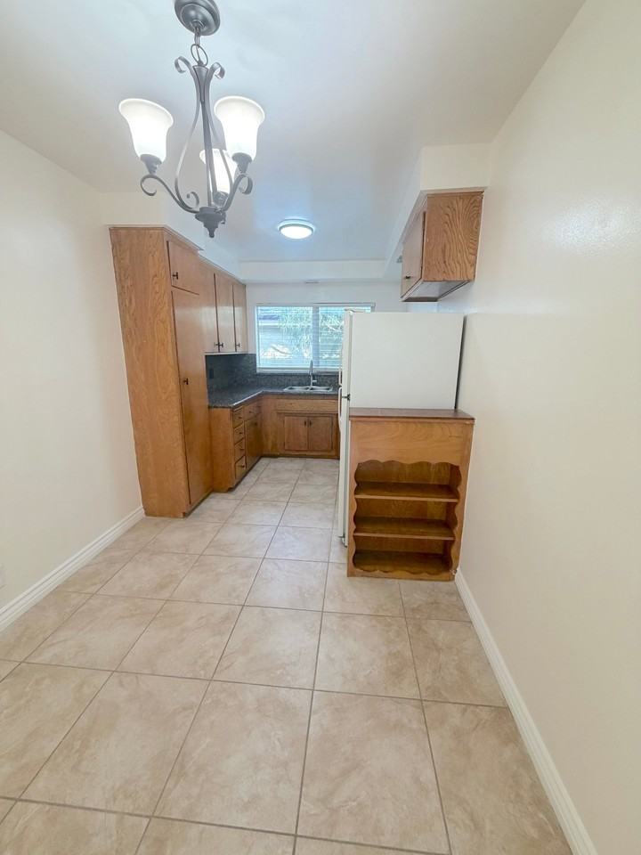 807 3rd St #J - Photo 4 of 21