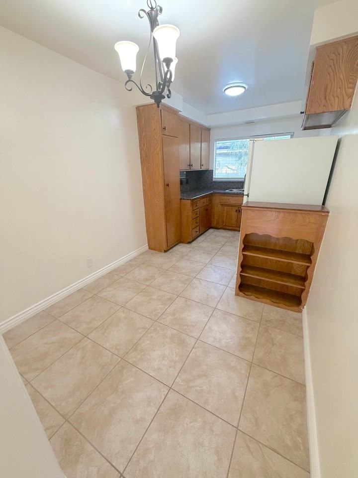 807 3rd St #J - Photo 5 of 21