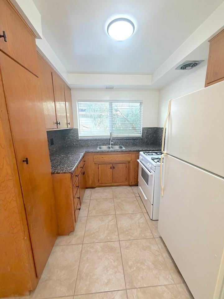 807 3rd St #J - Photo 6 of 21