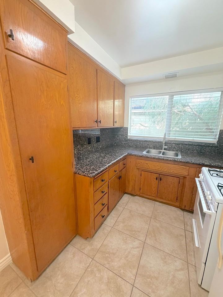 807 3rd St #J - Photo 7 of 21