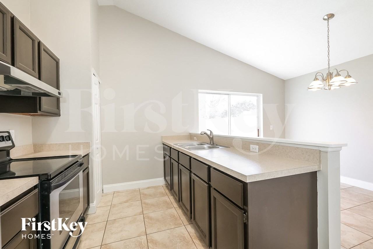 2502 Hadleigh St - Photo 6 of 15