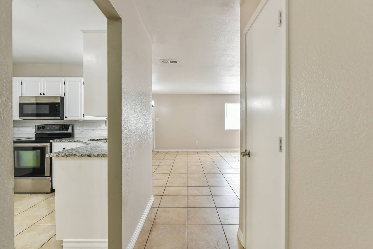 4406 Stallion Dr - Photo 5 of 32