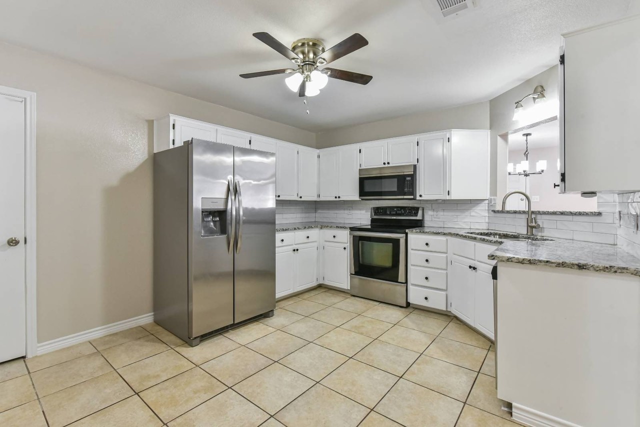 4406 Stallion Dr - Photo 6 of 32