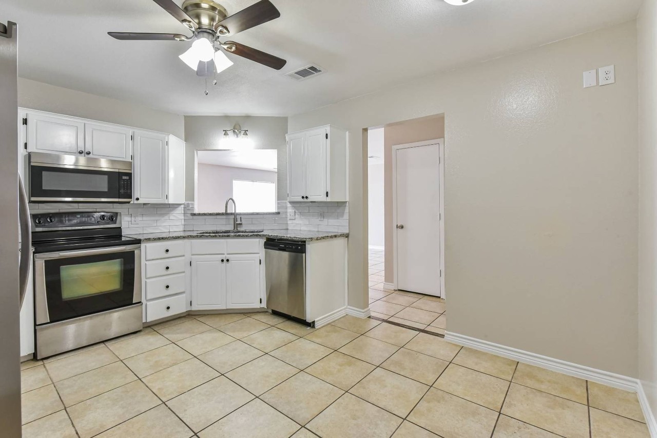 4406 Stallion Dr - Photo 7 of 32