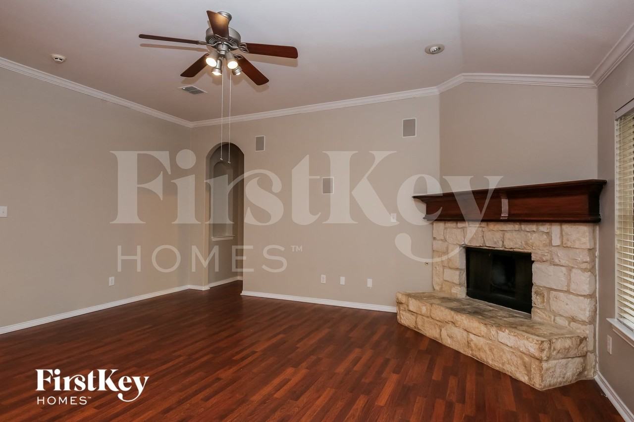 2404 Hillary Trl - Photo 2 of 15