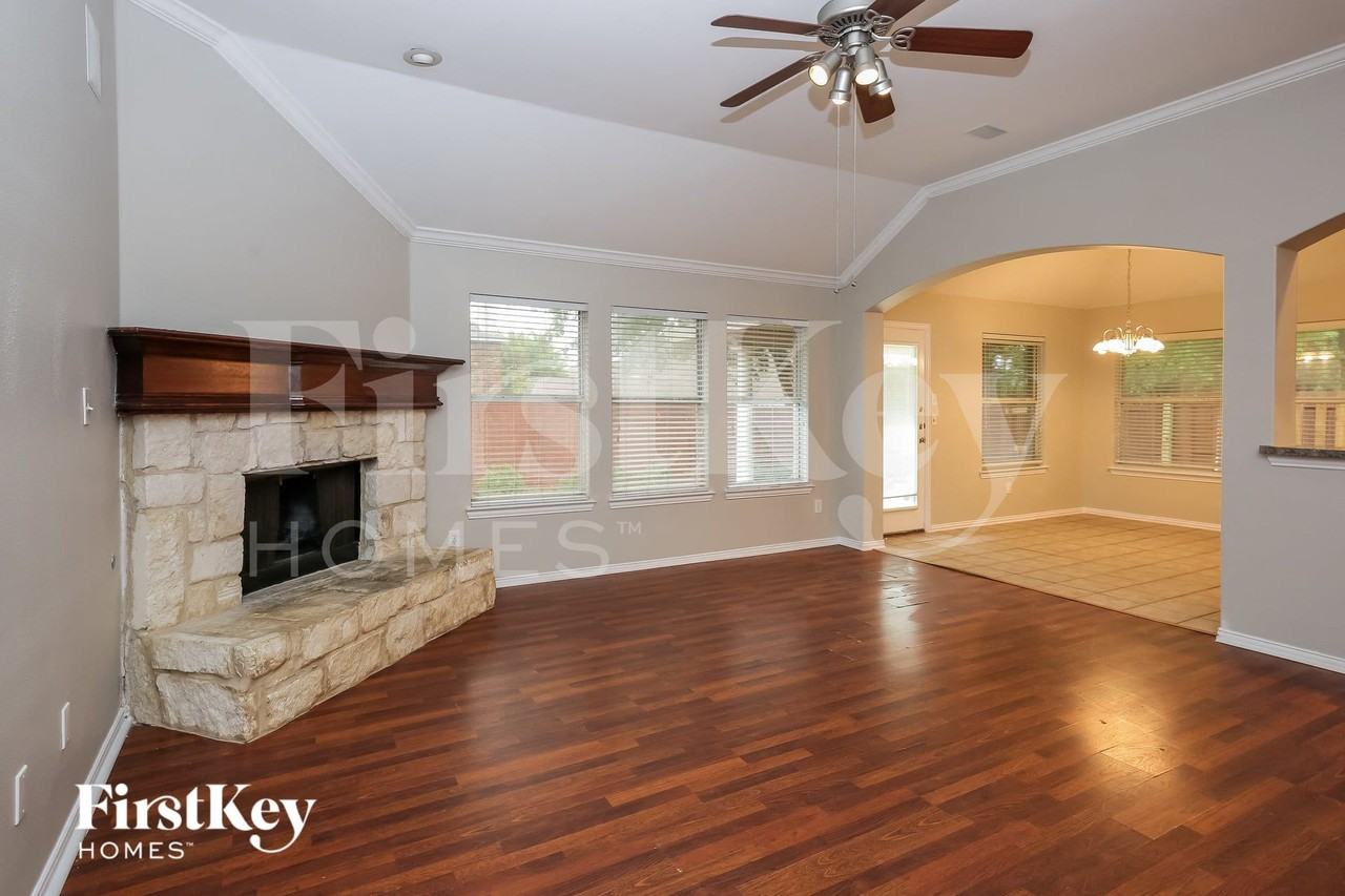 2404 Hillary Trl - Photo 4 of 15