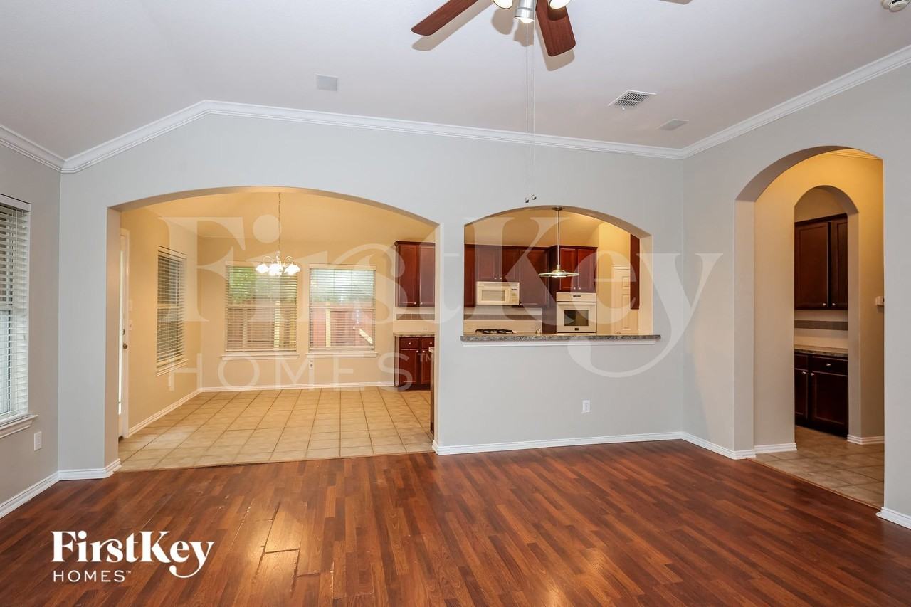 2404 Hillary Trl - Photo 5 of 15
