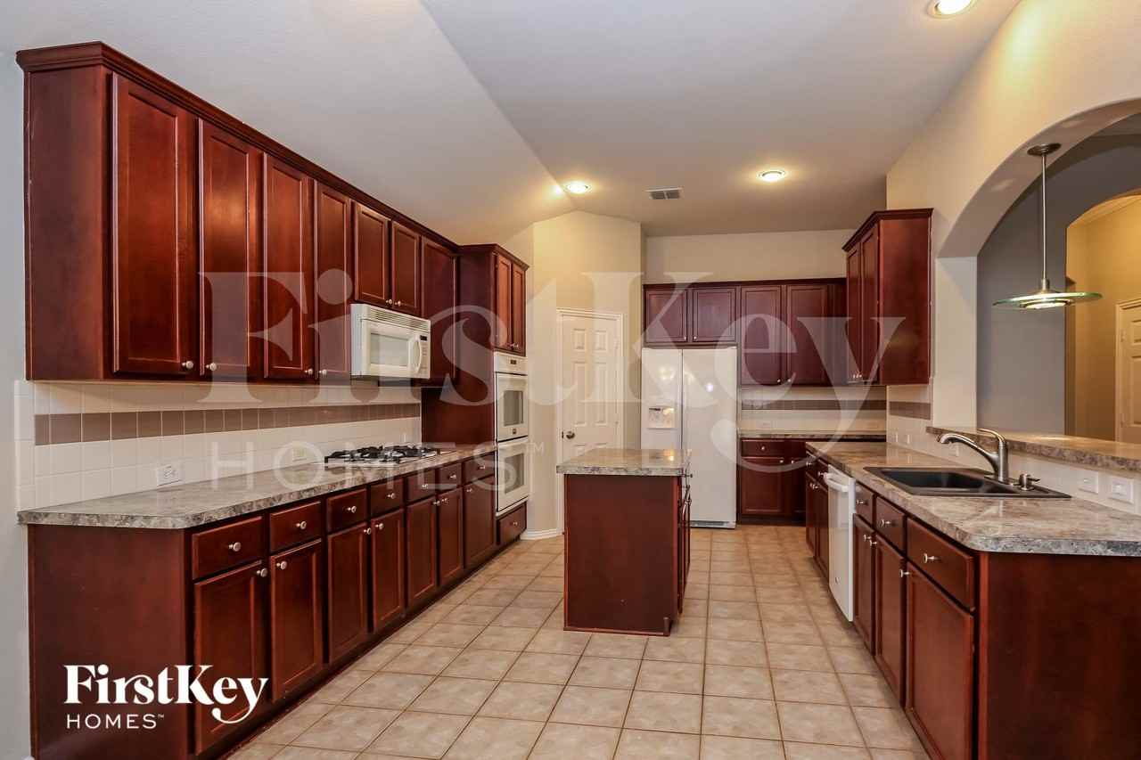 2404 Hillary Trl - Photo 6 of 15