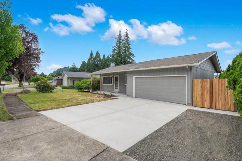 3434 Memorial Park Dr - Photo 2 of 10