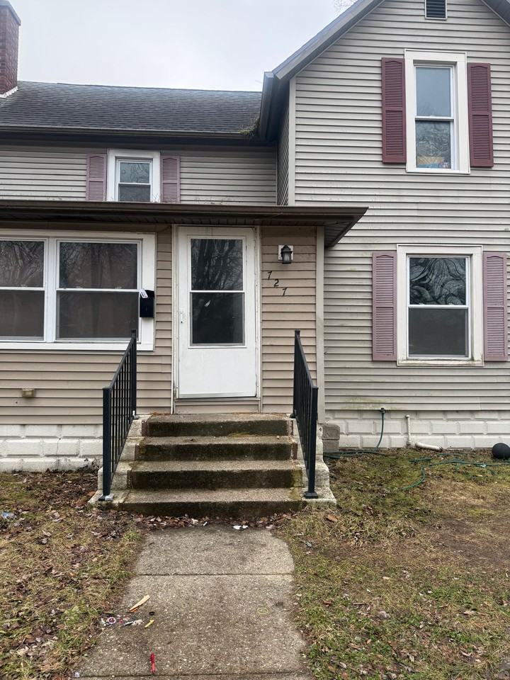 727 W Wolf Ave